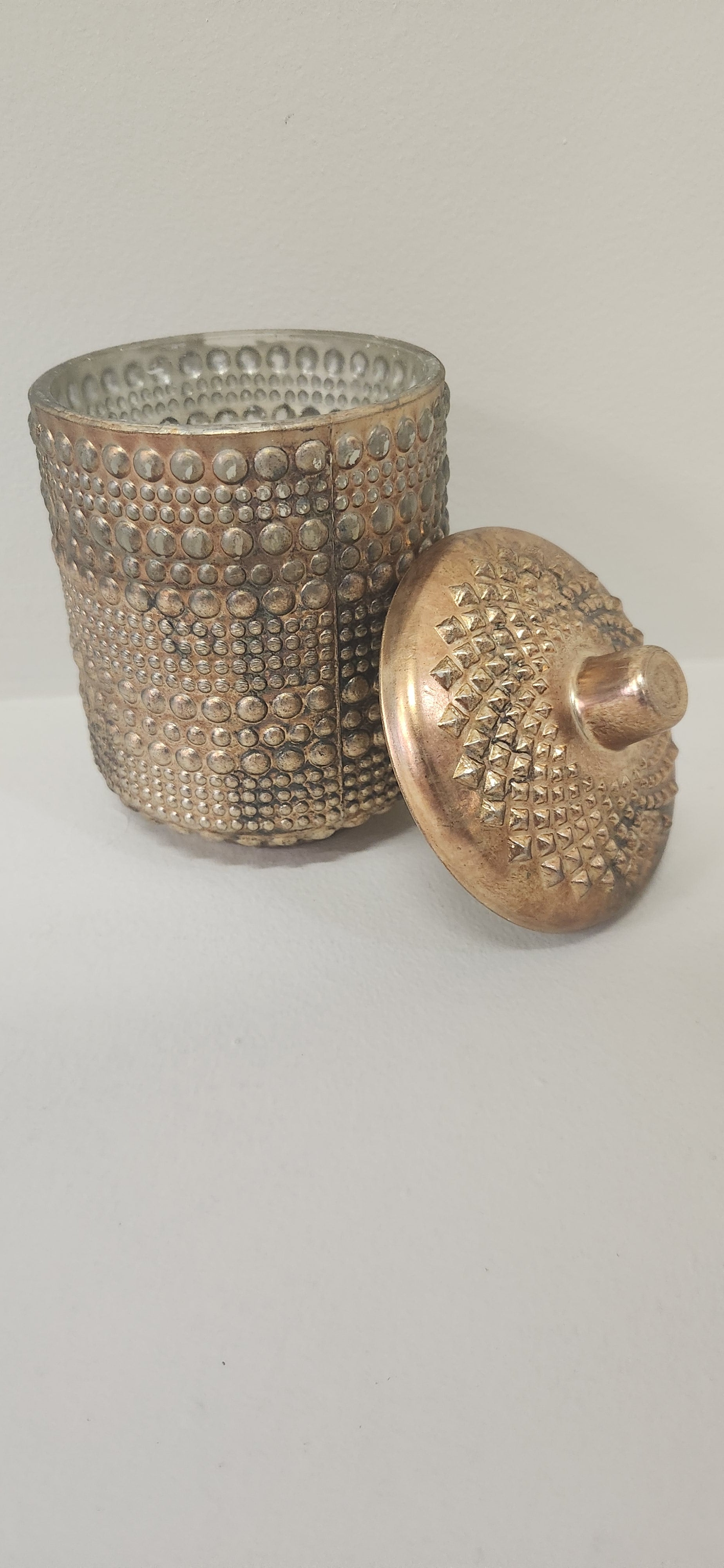 SMALL CANDLE IN GOLD TUB