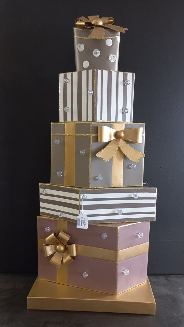 GOLD METAL GIFTBOX W LIGHTS